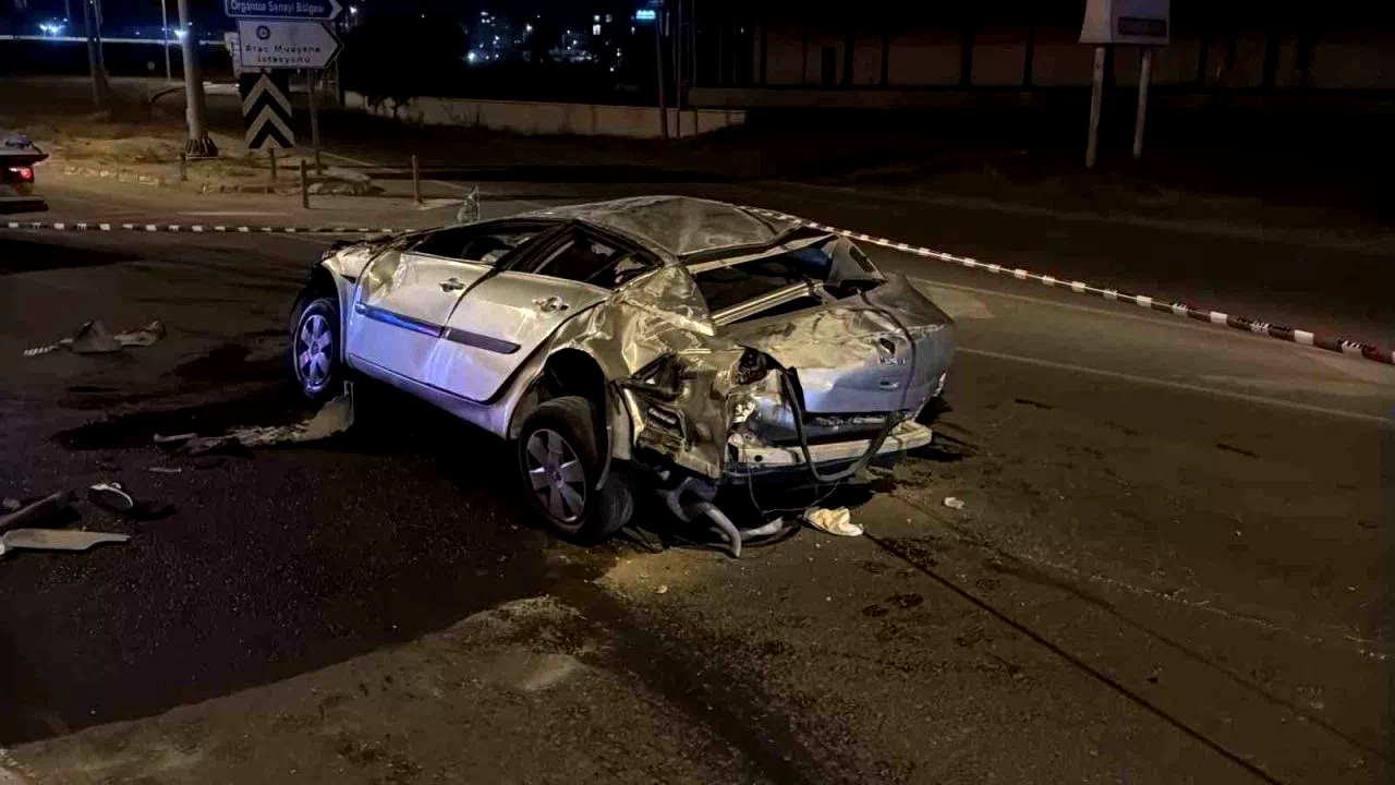 Bariyere çarpan otomobil metrelerce sürüklendi: 1 ölü, 1 yaralı
