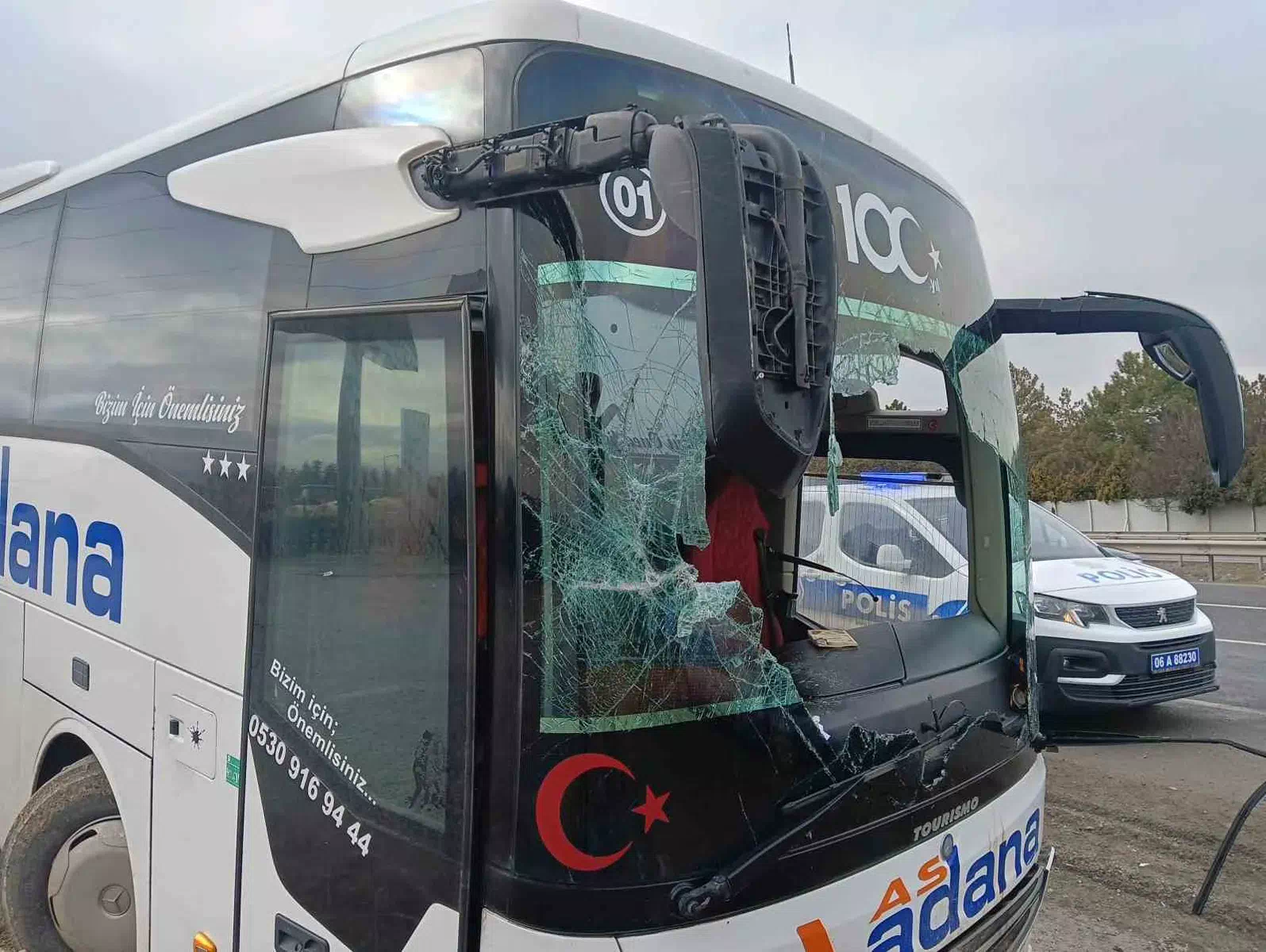 BARIYERE ÇARPTI: 16 KİŞİ YARALANDI