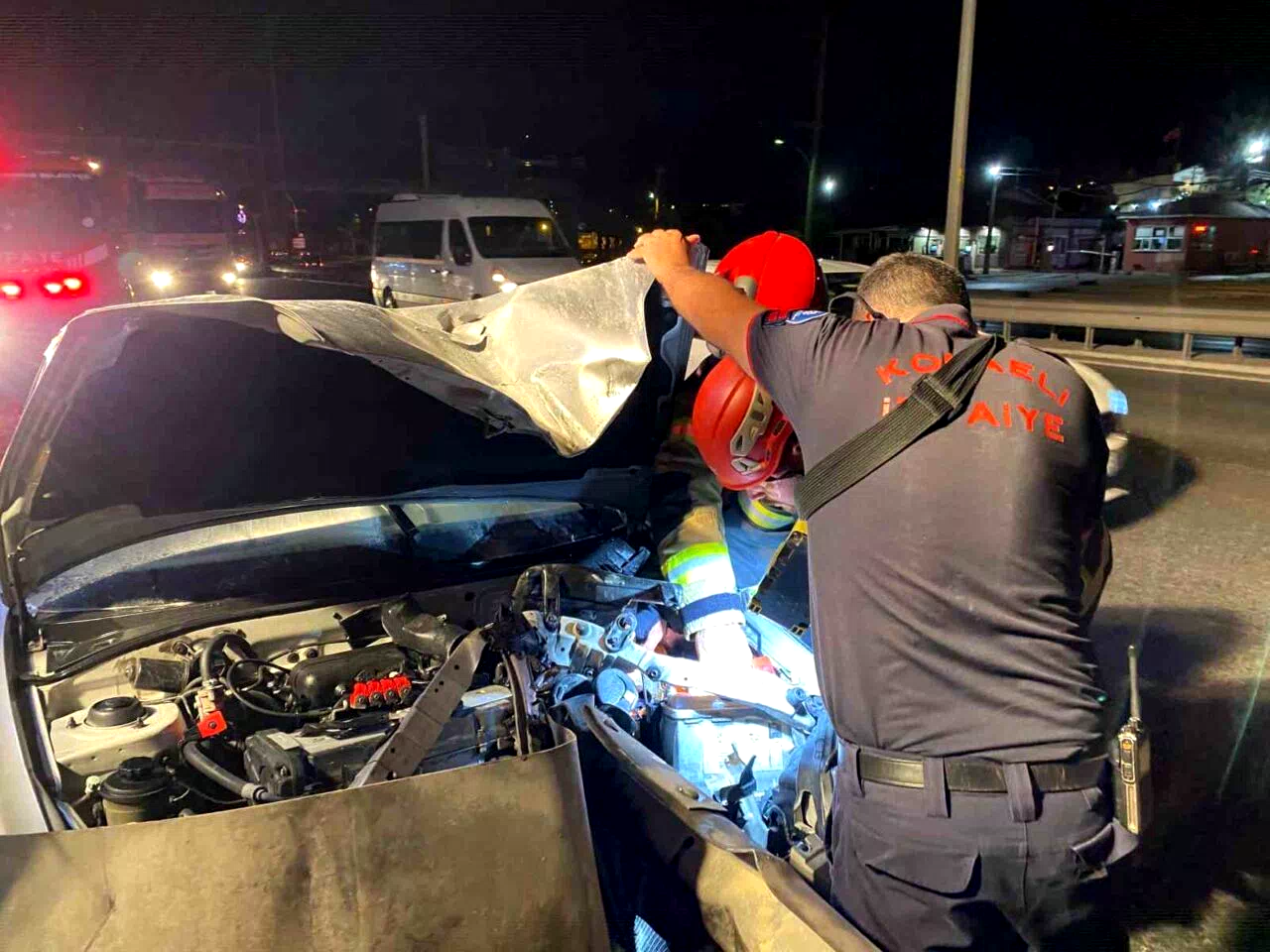 Bariyerlere saplanan otomobilden burnu kanamadan çıktı