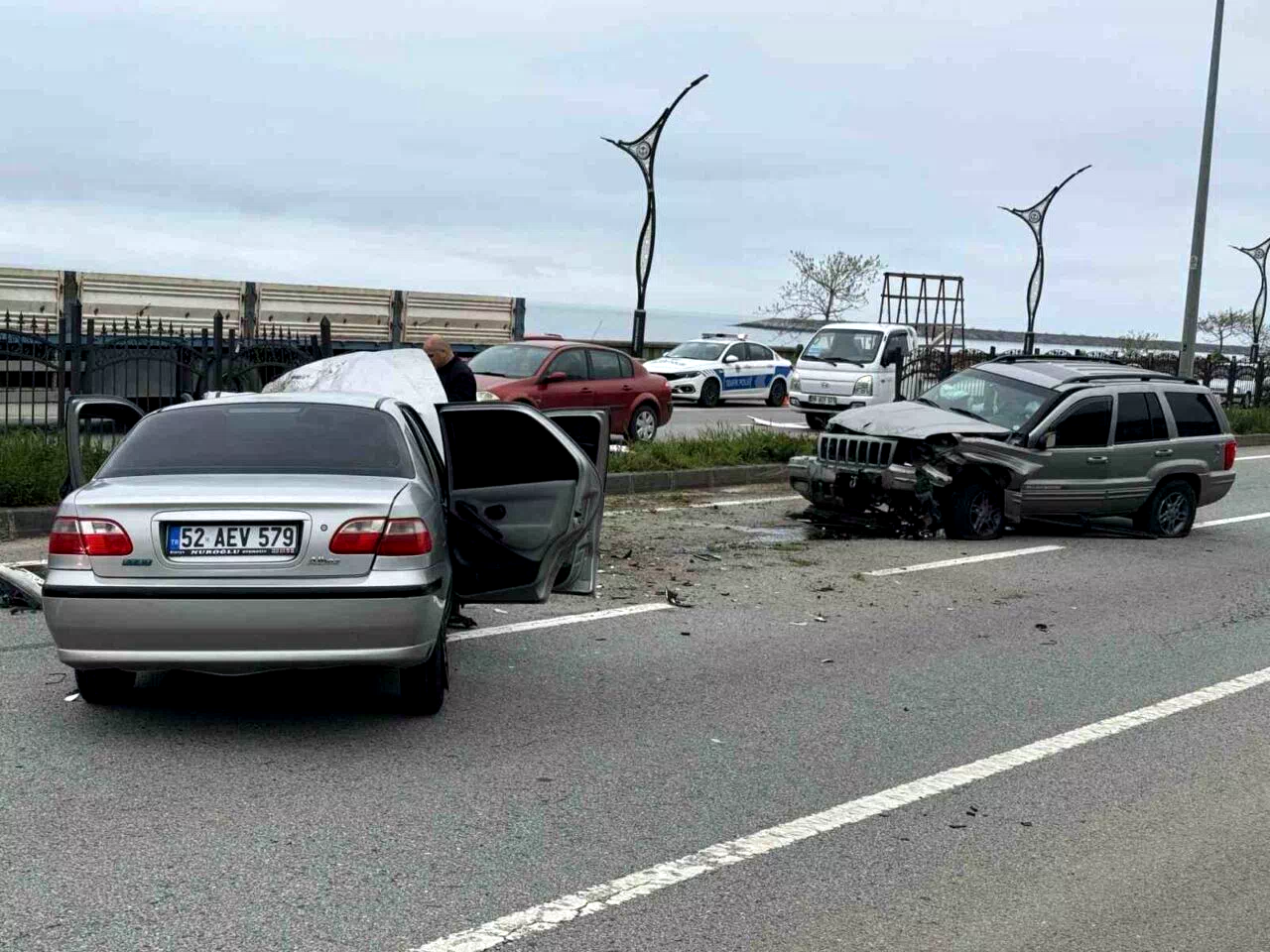 Bariyerleri aşan araç karşı şeride geçti: 2 yaralı