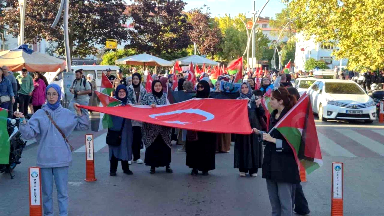 Bartın’da Sumud filosuna destek yürüyüşü