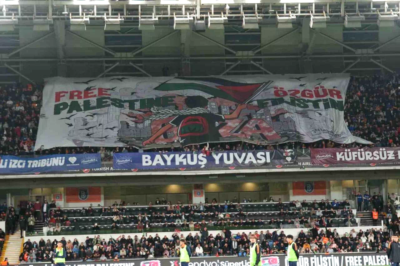 Başakşehir taraftarından Filistin’e destek