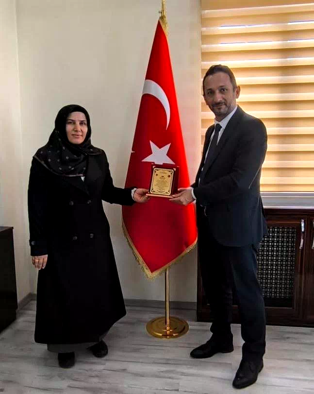 Başarılı hocalara teşekkür plaketi