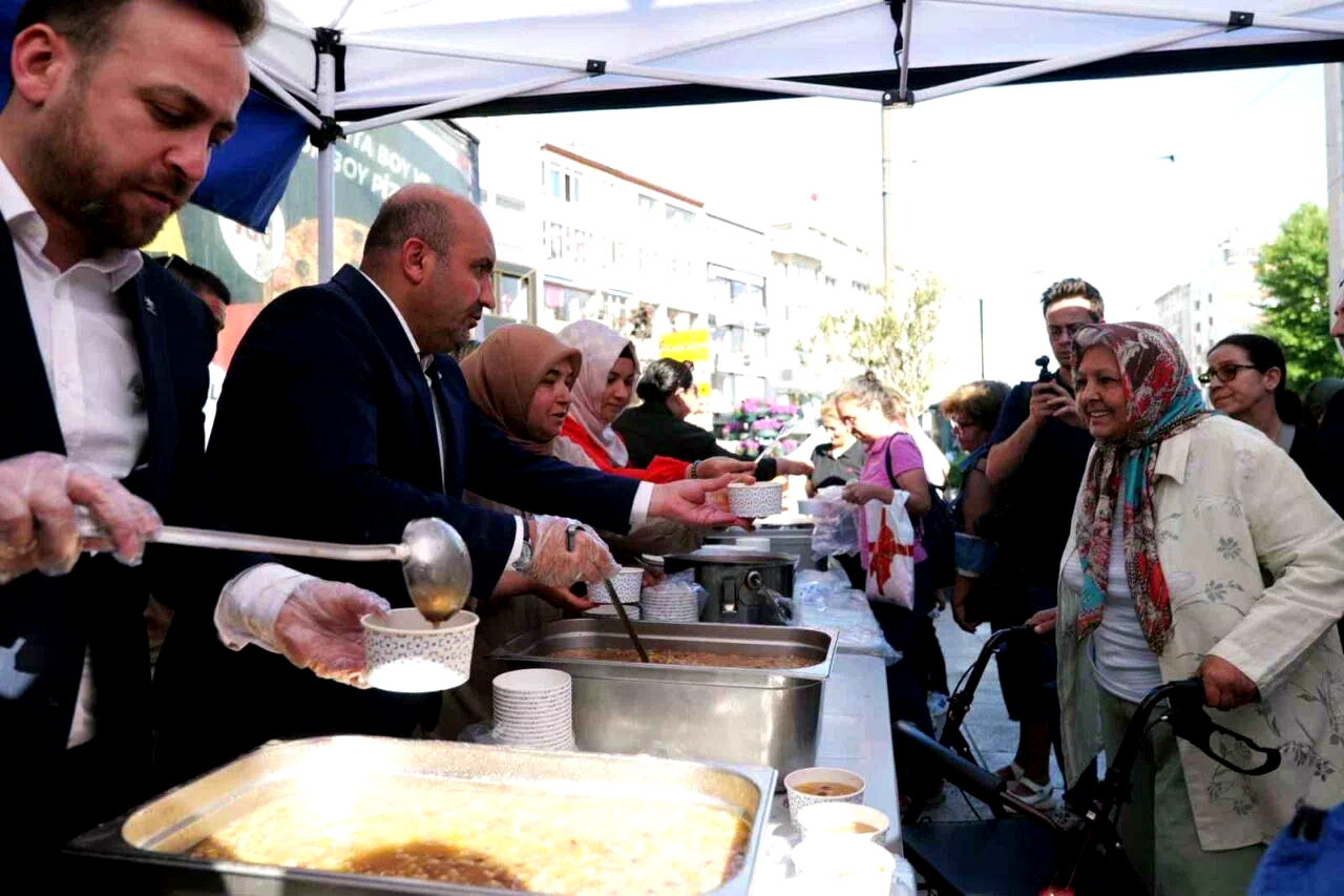 Başkan Albayrak, vatandaşlara aşure ikram etti