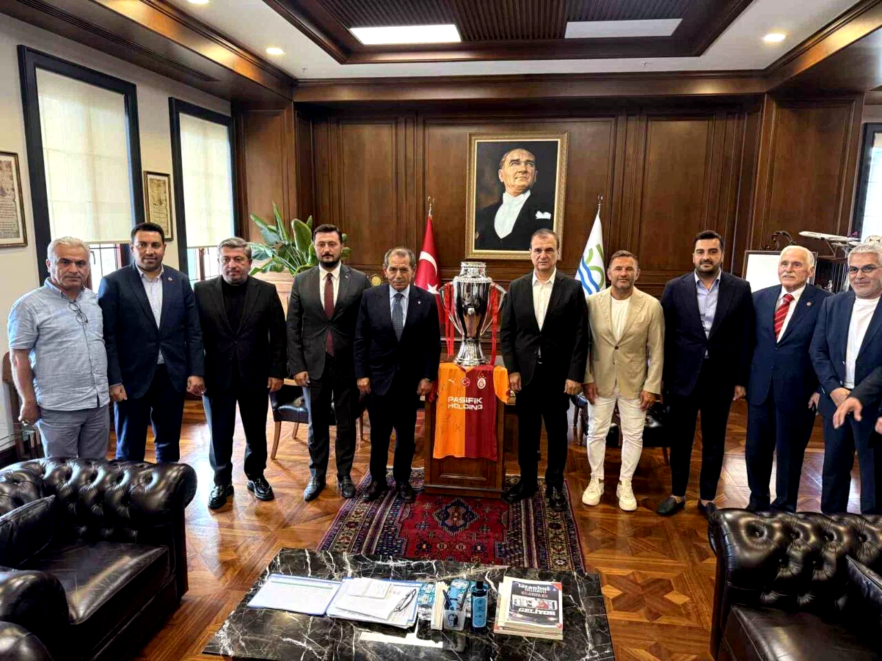 Başkan Dursun Özbek, Büyükçekmece’de Şampiyonlar Anıtı’na Galatasaray bayrağını çekti