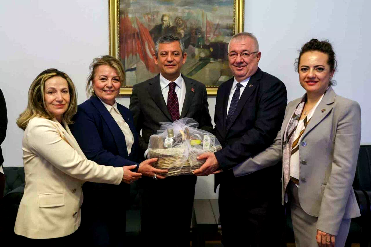 Başkan Ertaş ve Edremit heyeti CHP Lideri Özgür Özel ile buluştu