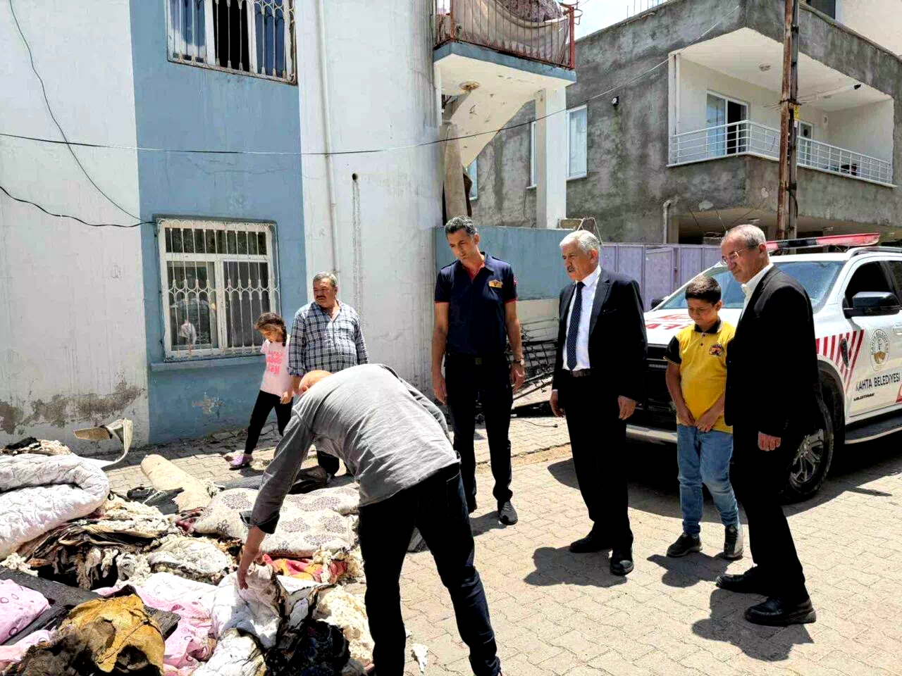 Başkan Hallaç, yangın mağduru aileyi yalnız bırakmadı