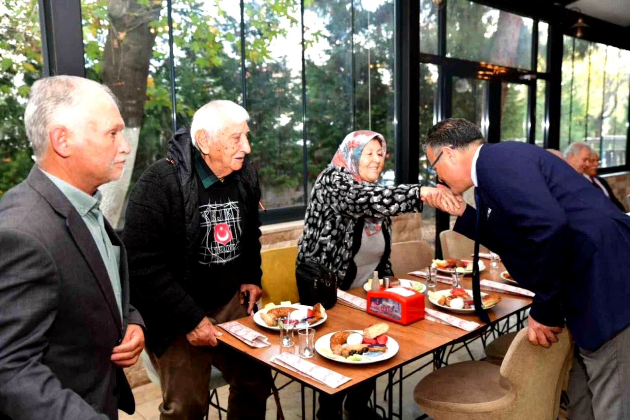 Başkan Öküzcüoğlu emekli öğretmenlerle buluştu