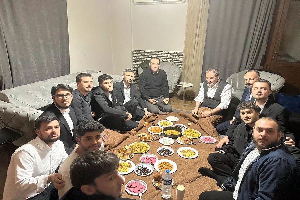Başkan Osman Nuri Ekim, Gençlerle Sahurda Buluştu.