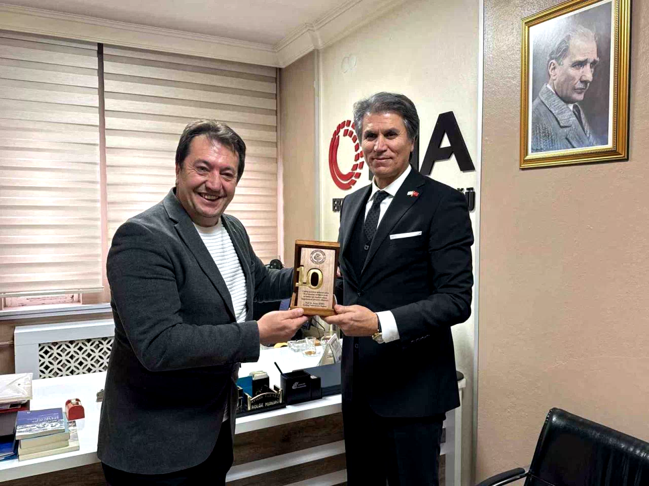 Başkan Şebin’den, İHA Bölge Müdürü Türkez’e 10. yıl plaketi