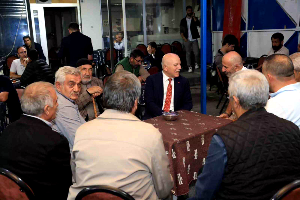 Başkan Sekmen çalışmaları yerinde inceledi, vatandaşla çay içip sohbet etti