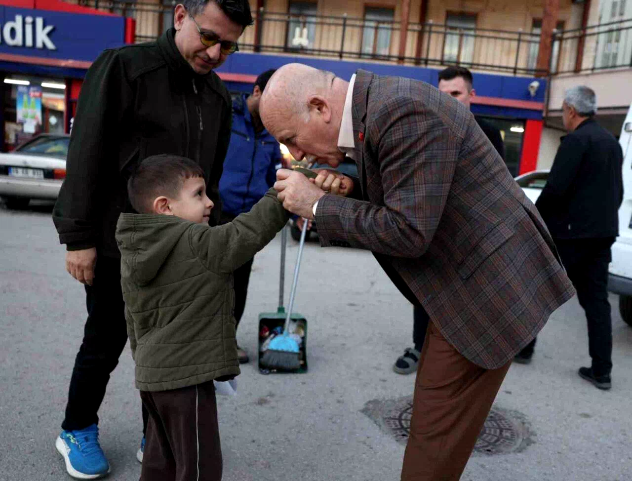 Başkan Sekmen; “En büyük mutluluğumuz hemşehrilerimizin duasını almak”