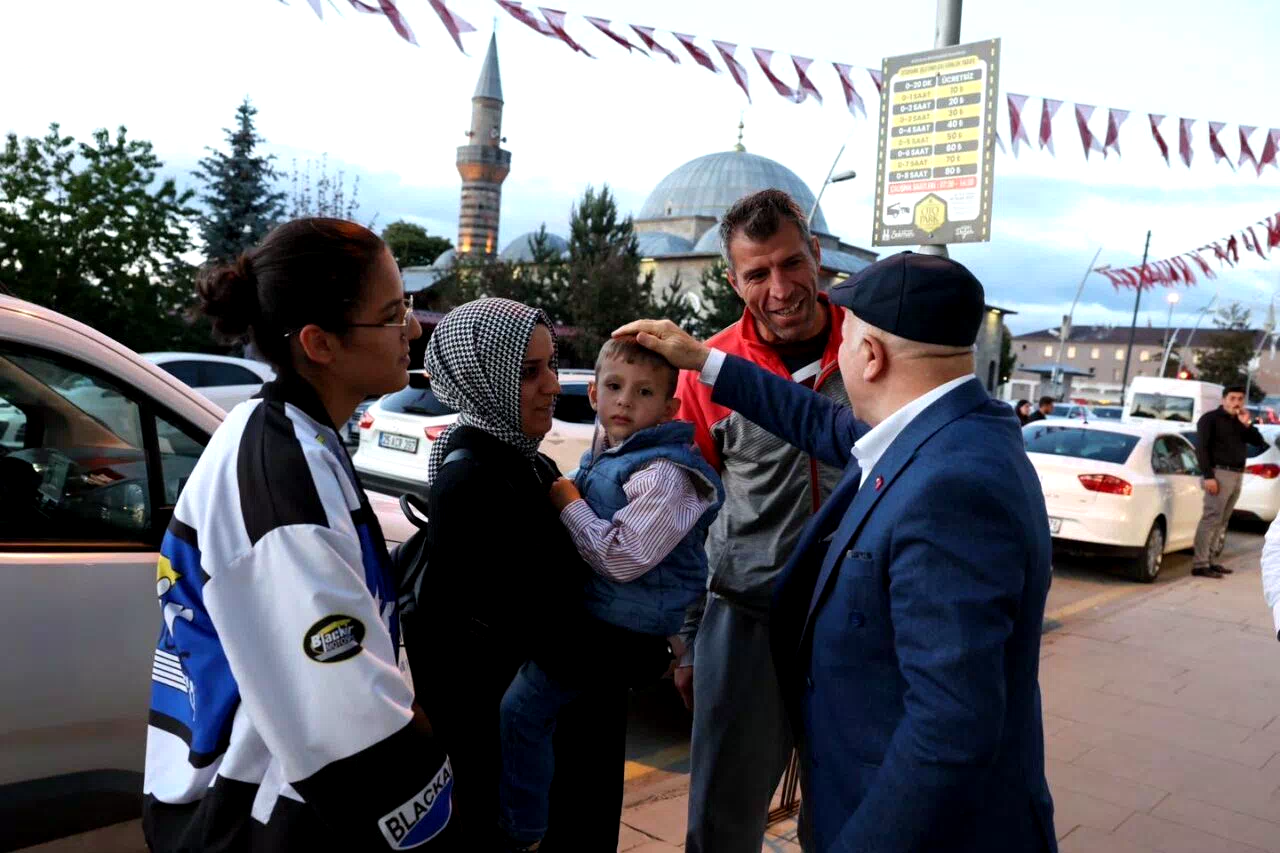 Başkan Sekmen; “Vatandaşlarımızın sıcak sohbetleri paha biçilemez”
