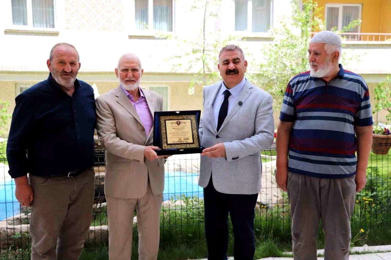 Başkan Sunar’dan çevre duyarlılığına “Örnek Site” plaketi