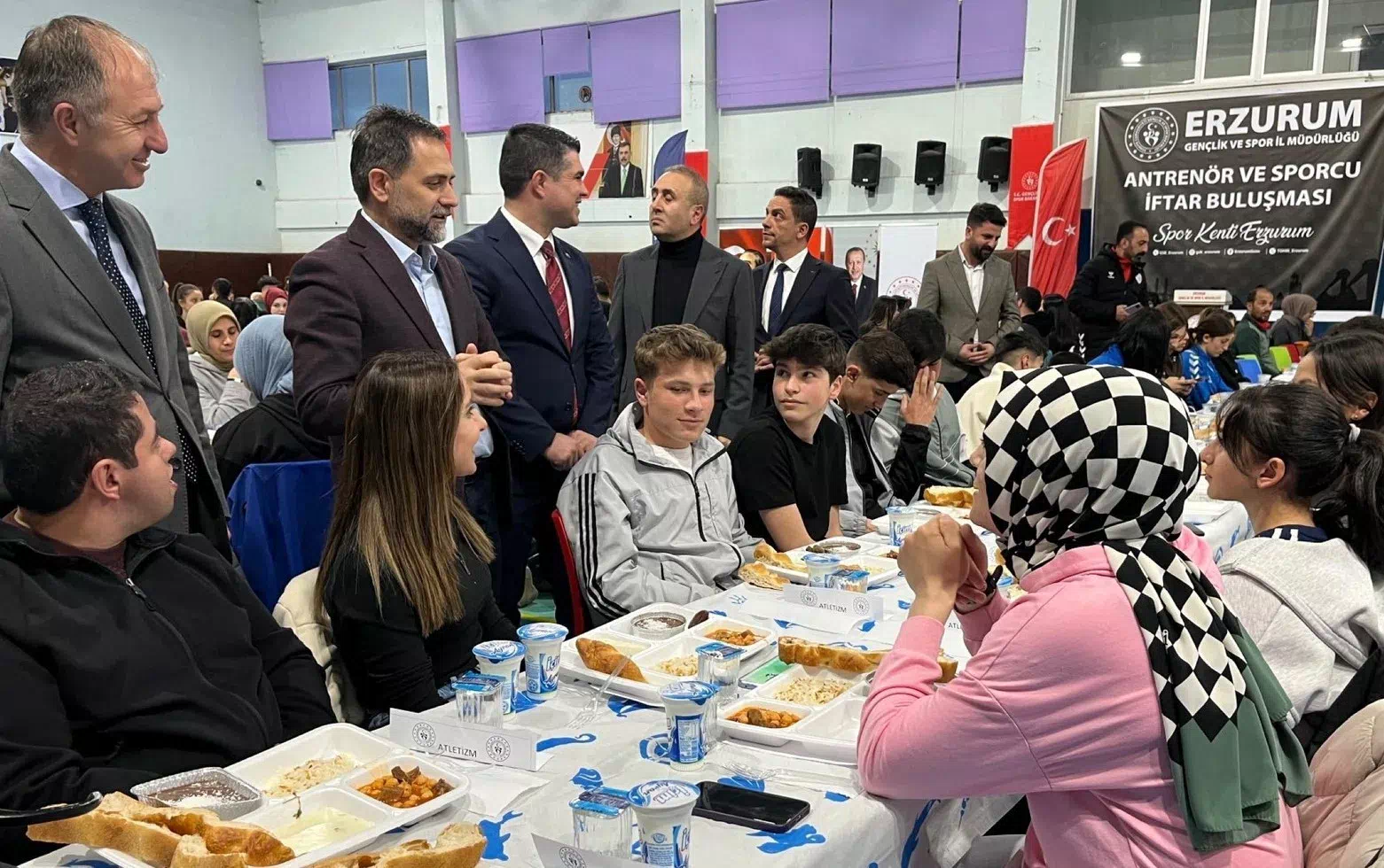 BAŞKAN UÇAR, SPORCULARLA İFTARDA BULUŞTU