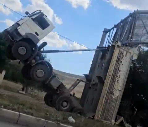 Başüstü levhaya çarpan kamyon şaha kalktı