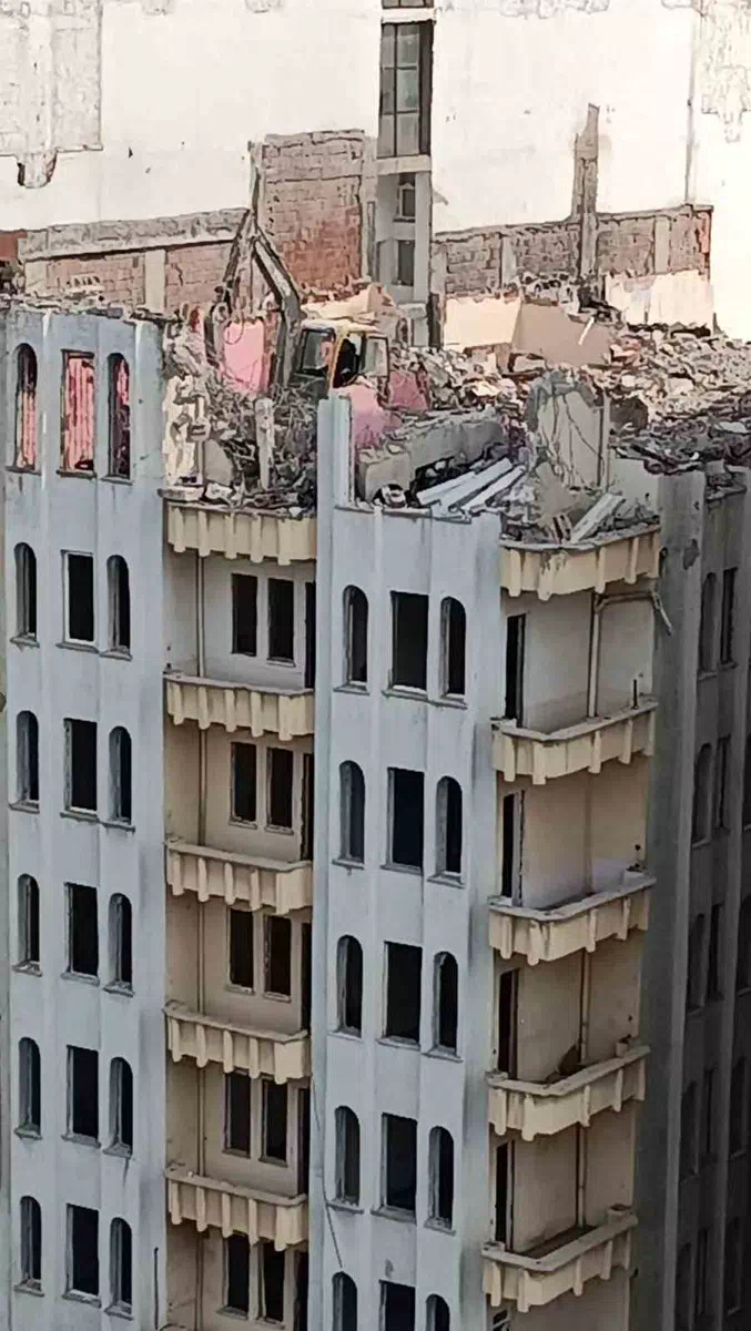 Batman’da Ağır Hasar Alan AFAD İl Binasi Yıkıma Başlandı