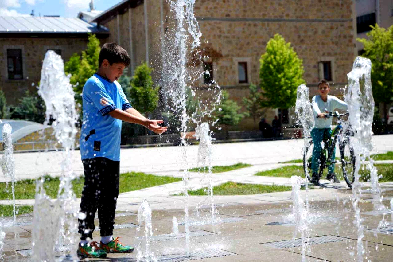 Bayburt’a yaz sonunda geldi: Kimisi fıskiyeyle ıslanarak kimisi dondurma yiyerek kimisi de çeşme başında su içerek serinlemeye çalıştı