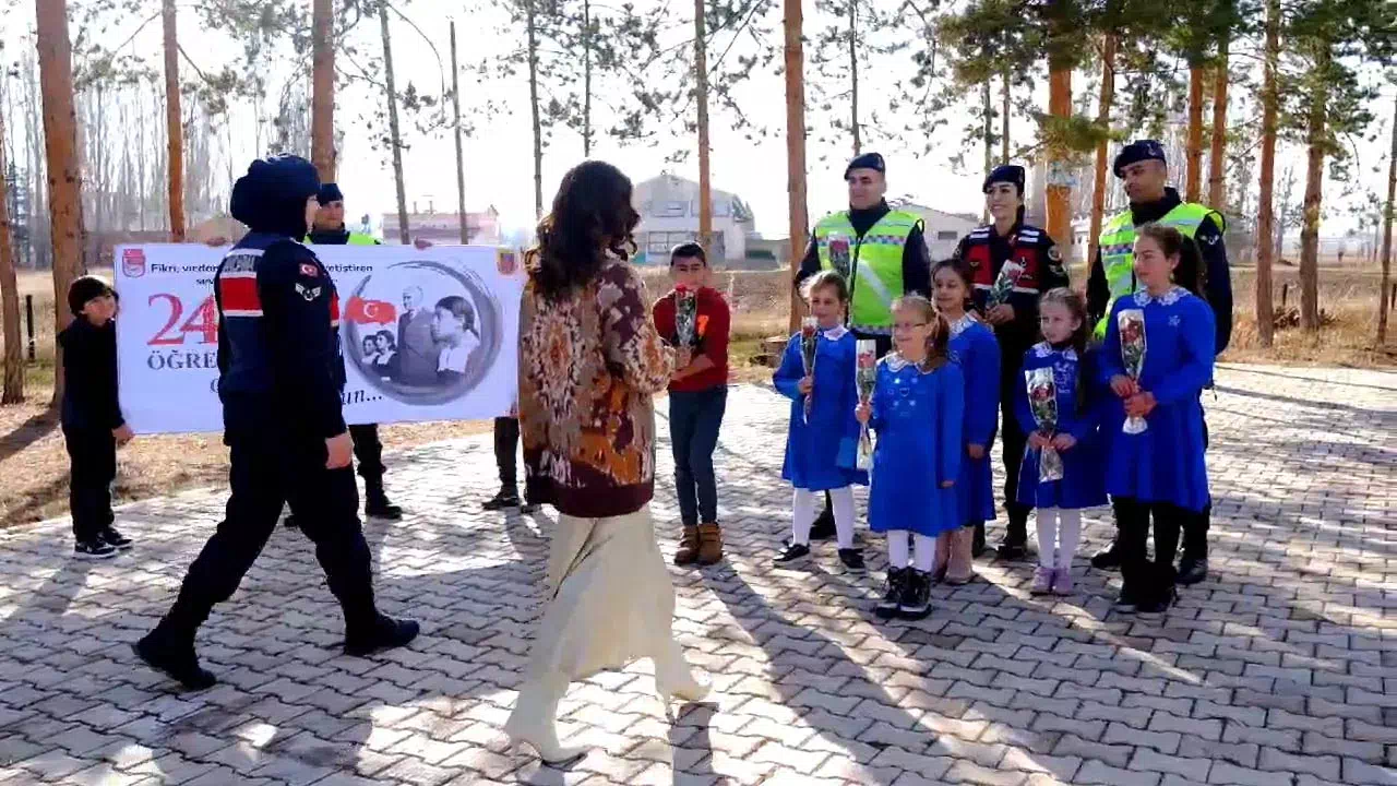 Bayburt Çiğdemtepe’de Öğrenciler ve Jandarma Bir Araya Geldi, Öğretmene Çiçek Yağmuru