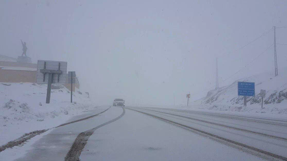 Bayburt-Erzurum kara yolunda mayıs ayında kar yağışı
