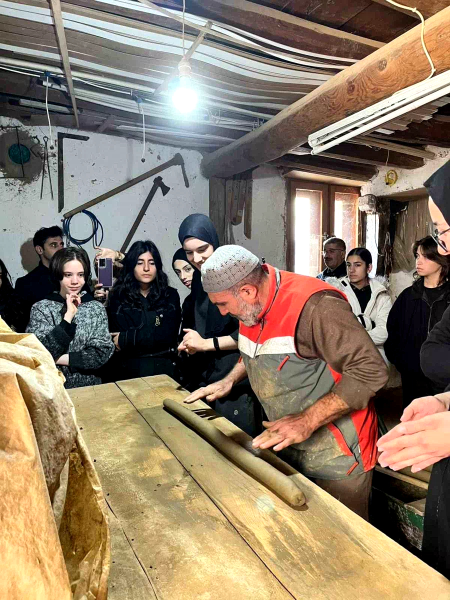 Bayburt GSL öğrencileri tandır atölyesinde çamura şekil verdi