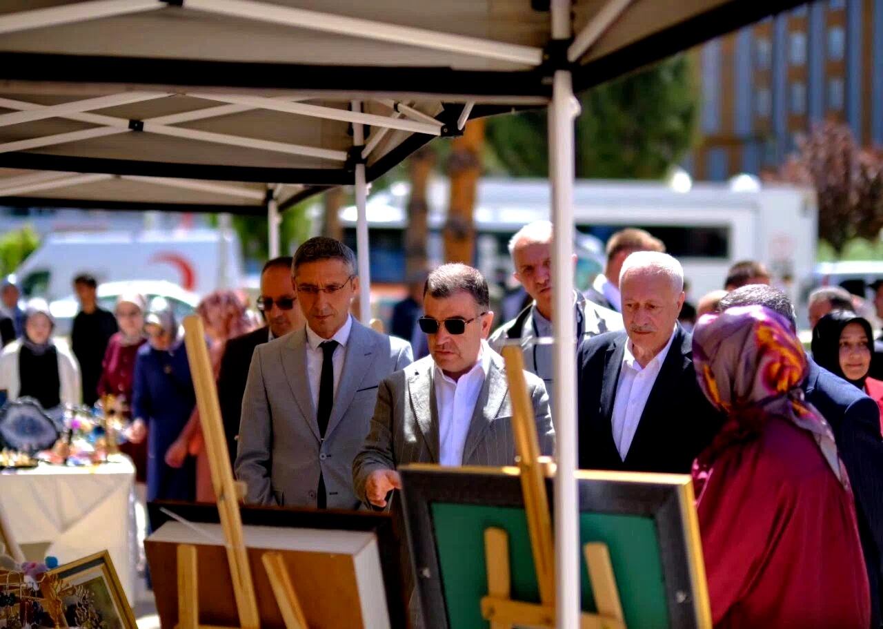 Bayburt Halk Eğitimi Merkezi kursiyerlerinden yıl sonu sergisi
