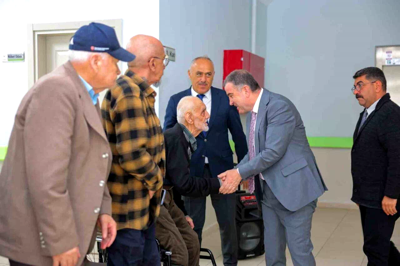 Bayburt huzurevi sakinlerine bayram ziyareti