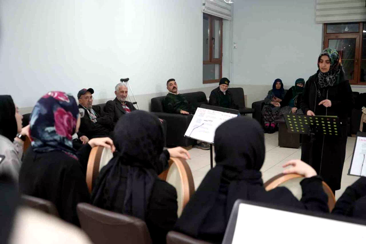 Bayburt huzurevinde manevi buluşma: Bendirler çalındı, ilahiler söylendi