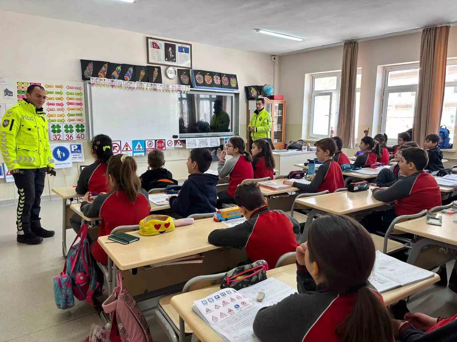Bayburt İl Emniyet Müdürlüğü’nden Öğrencilere Trafik Eğitimi!