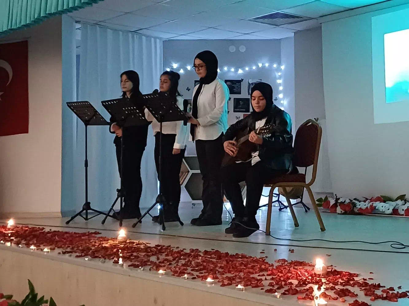 BAYBURT İL MİLLİ EĞİTİM MÜDÜRLÜĞÜNDE GENÇLER TARAFINDAN DÜZENLENEN ŞİİR PROGRAMI RENKLİ GEÇTİ