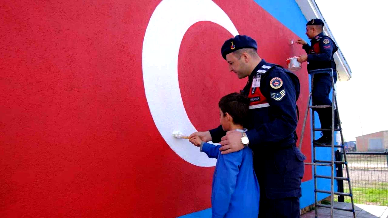 Bayburt jandarmadan öğrencilere anlamlı ’Cumhuriyet’ sürprizi: Renksiz duvara dev şanlı Türk bayrağı çizildi