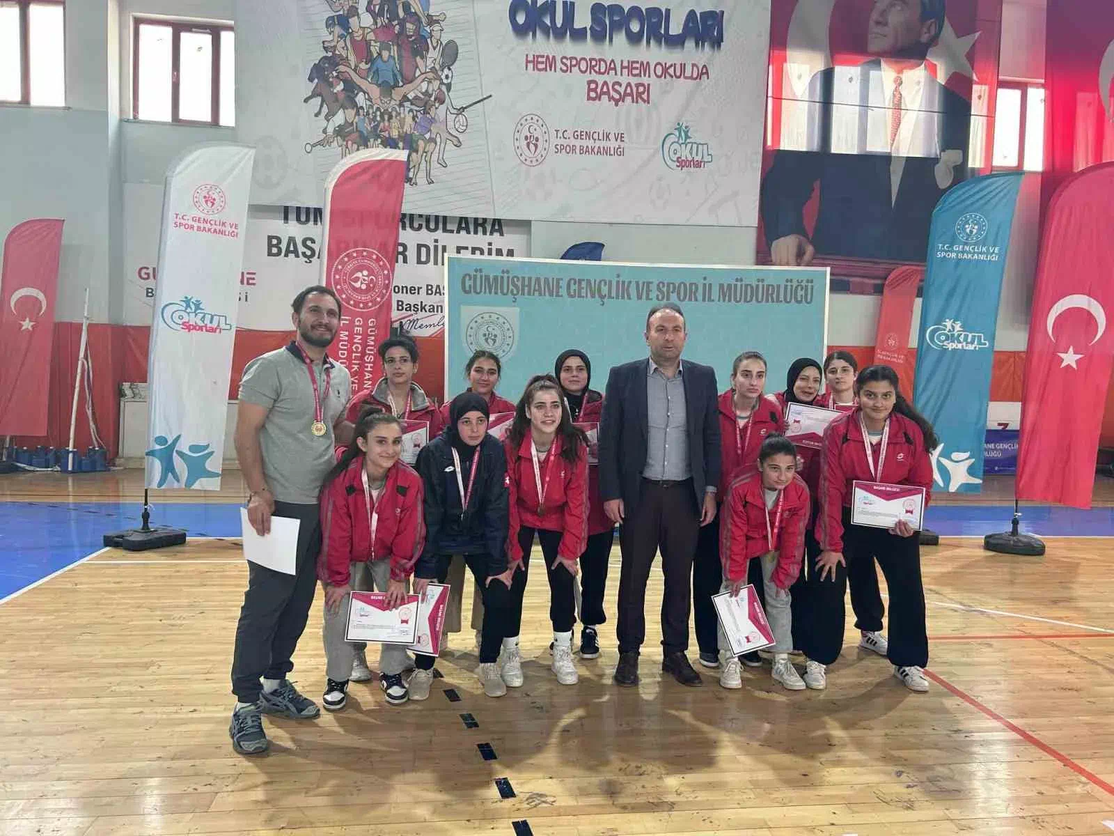 Bayburt Kız Anadolu Lisesi Futsal Takımı Gümüşhane’de birinci oldu, yarı finalde mücadele edecek.