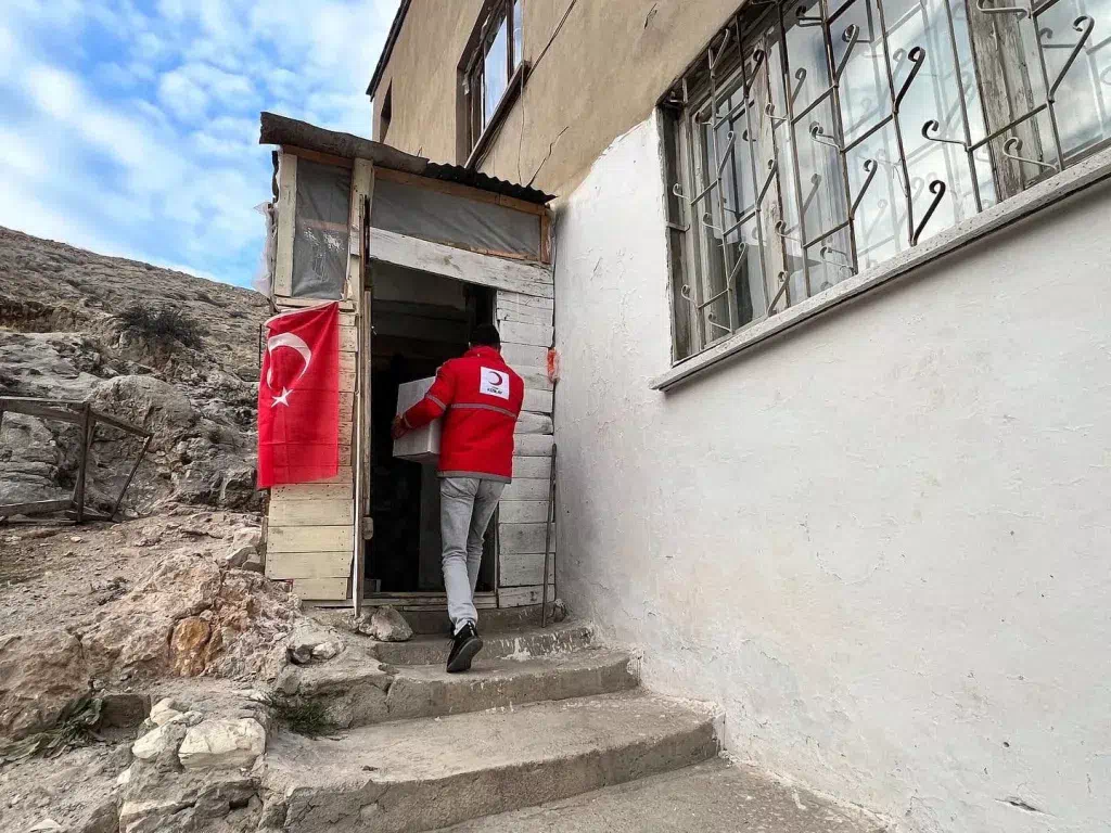 Bayburt Kızılay, İhtiyaç Sahiplerine Yardım Kolilerini Ulaştırmaya Devam Ediyor