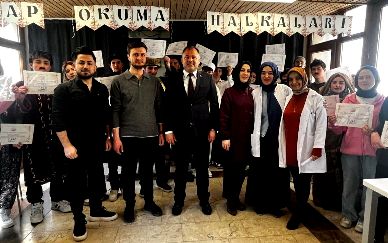 Bayburt Lisesi öğrencileri kitapları sahneye taşıdı