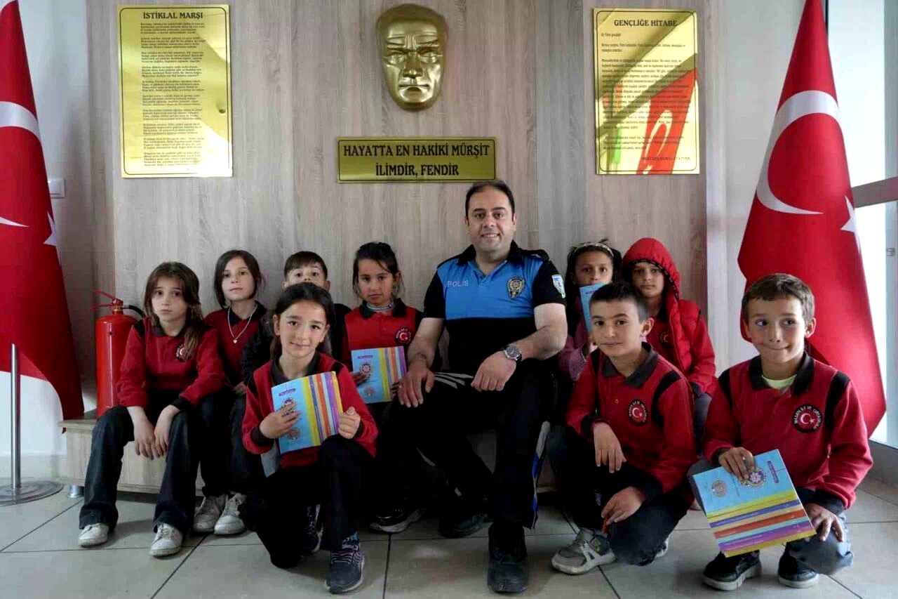 Bayburt polisi öğrencileri bilgilendirmeye devam ediyor