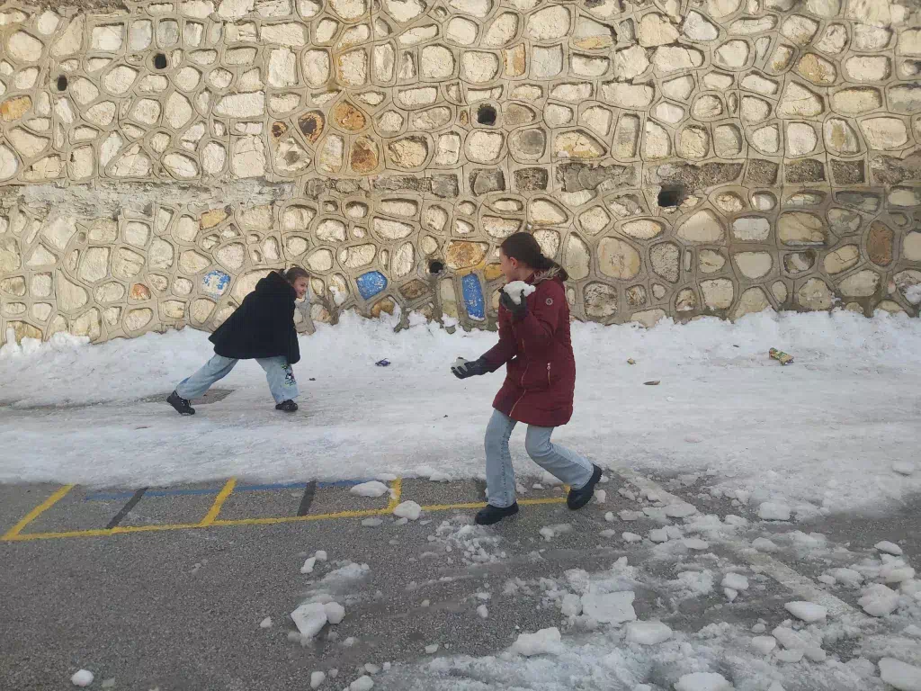 Bayburt Şair Zihni İlkokulu’nda Kar Topu Eğlencesi