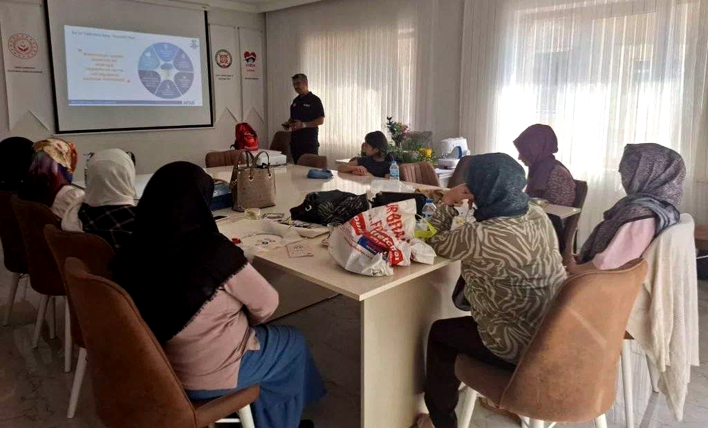 Bayburt’ta ADEM eğitmenlerine ve kursiyerlerine ‘Afet Farkındalık Eğitimi’ verildi