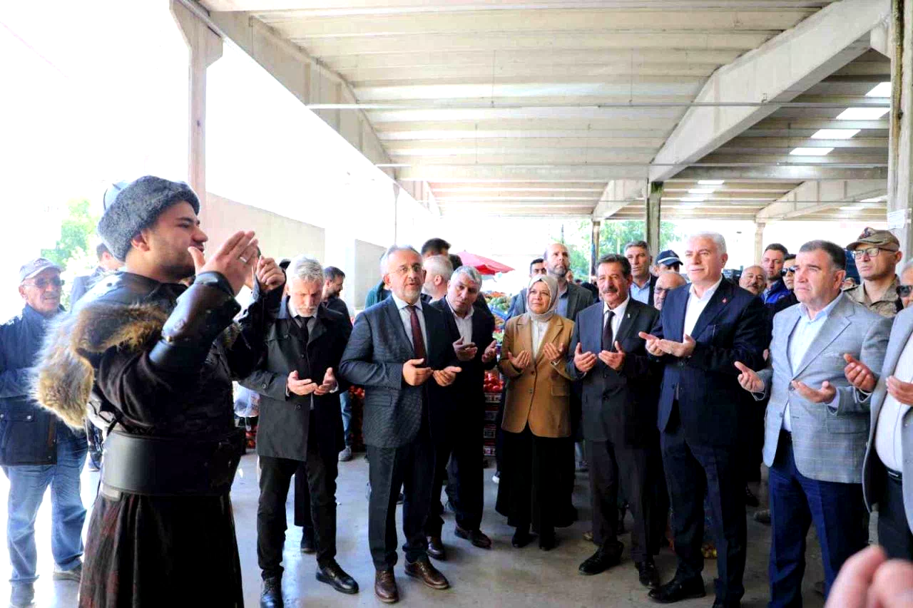 Bayburt’ta Ahilik Haftası kutlamaları kapsamında pazar yeri dualarla açıldı