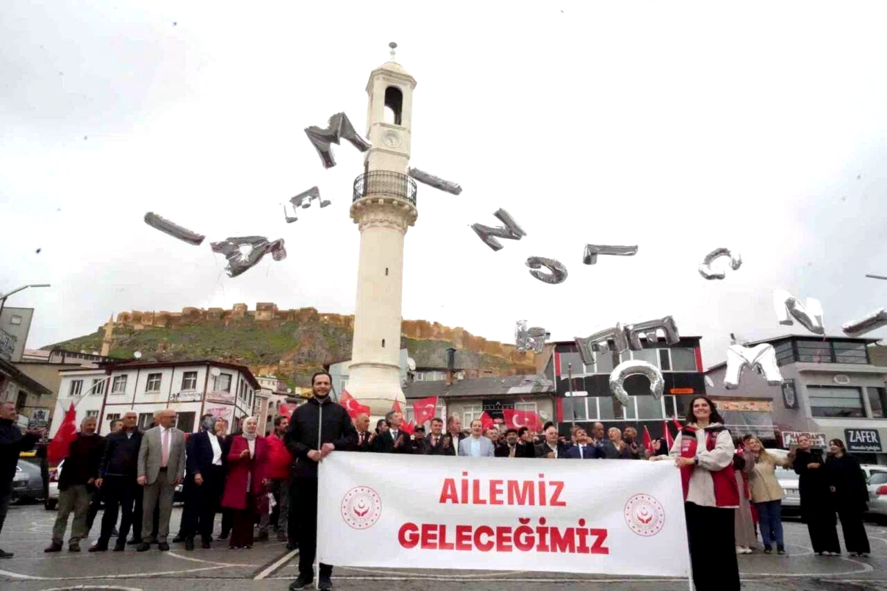 Bayburt’ta ’Ailemiz Geleceğimiz’ yazılı balonlar gökyüzüne bırakıldı