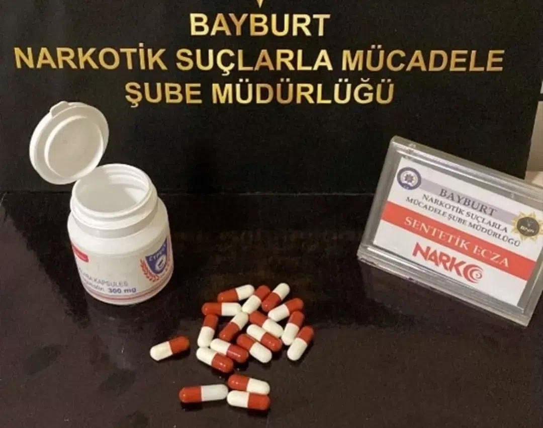 Bayburt’ta araçta ele geçirilen 18 sentetik hapla ilgili adli işlem başlatıldı.