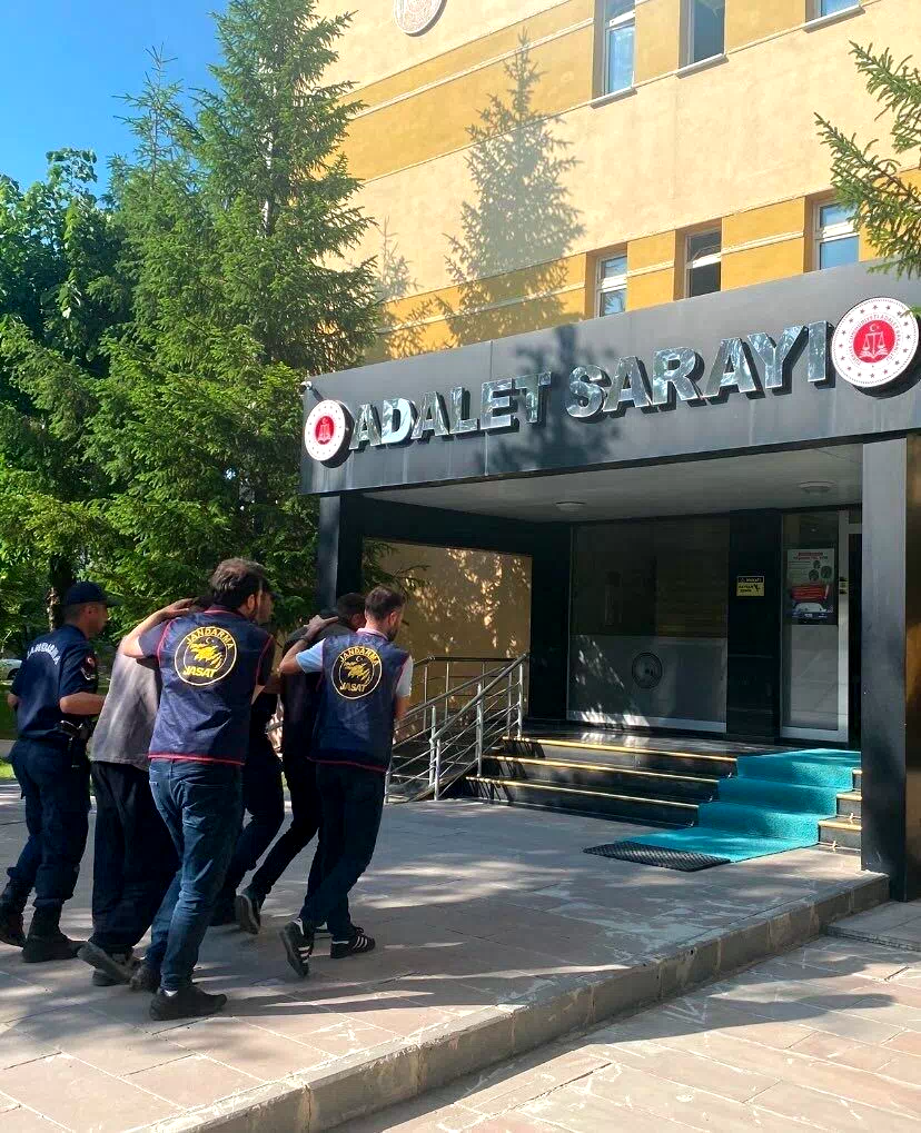 Bayburt’ta arı kovanı hırsızları yakalandı 40 kovan sahibine teslim edildi