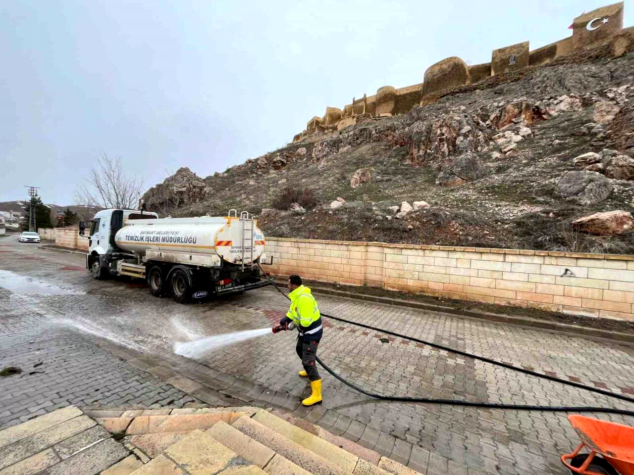 Bayburt’ta bahar temizliği kapsamında yollar ve kaldırımlar tazyikli suyla yıkanıyor