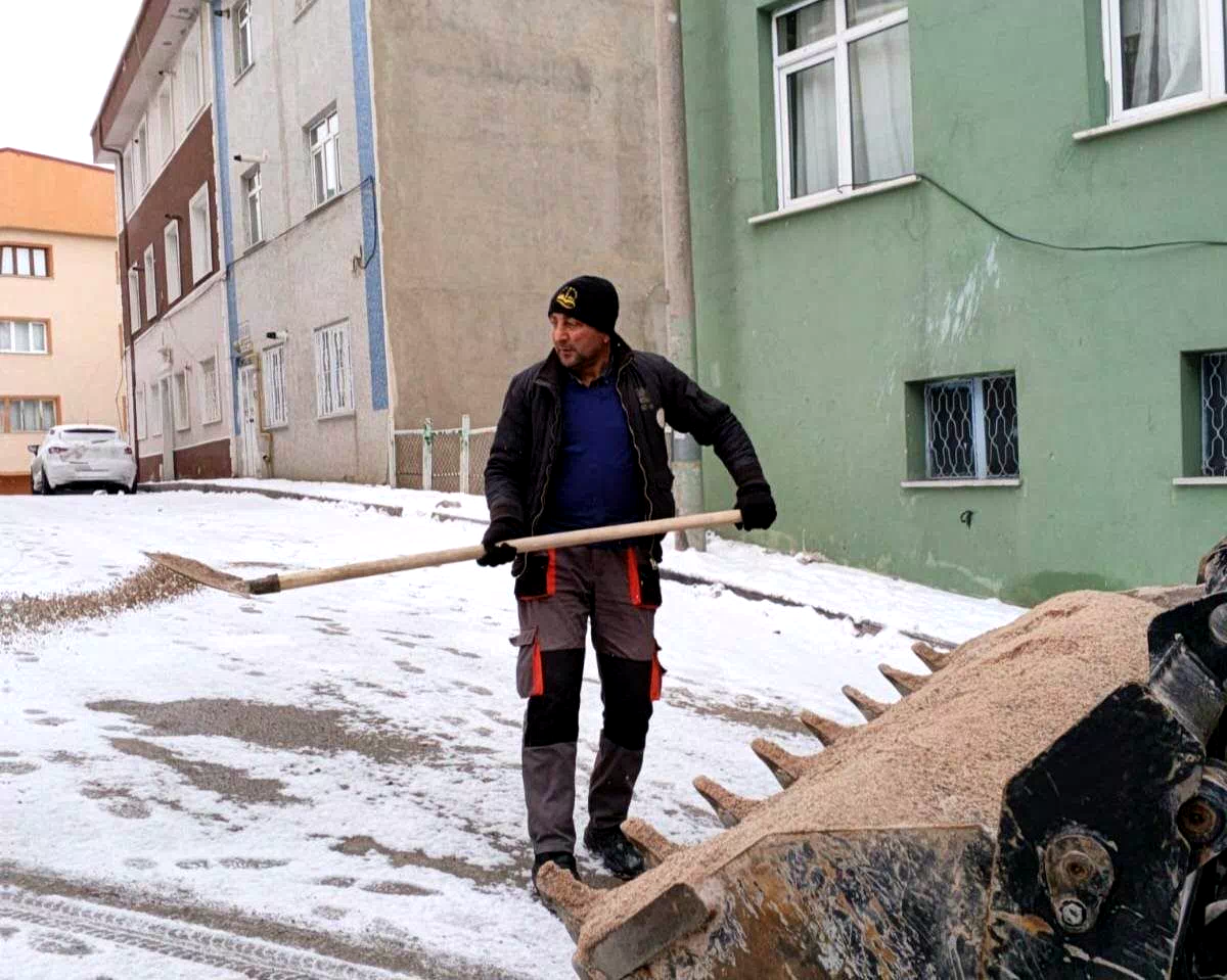 Bayburt’ta buzlu yollara tuz seriliyor