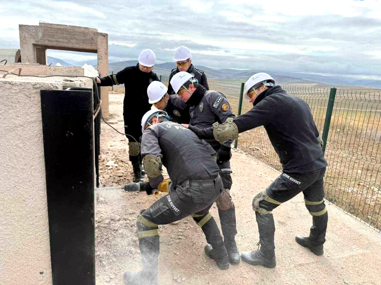 Bayburt’ta Çevik Kuvvet personeline enkazda arama kurtarma eğitimi