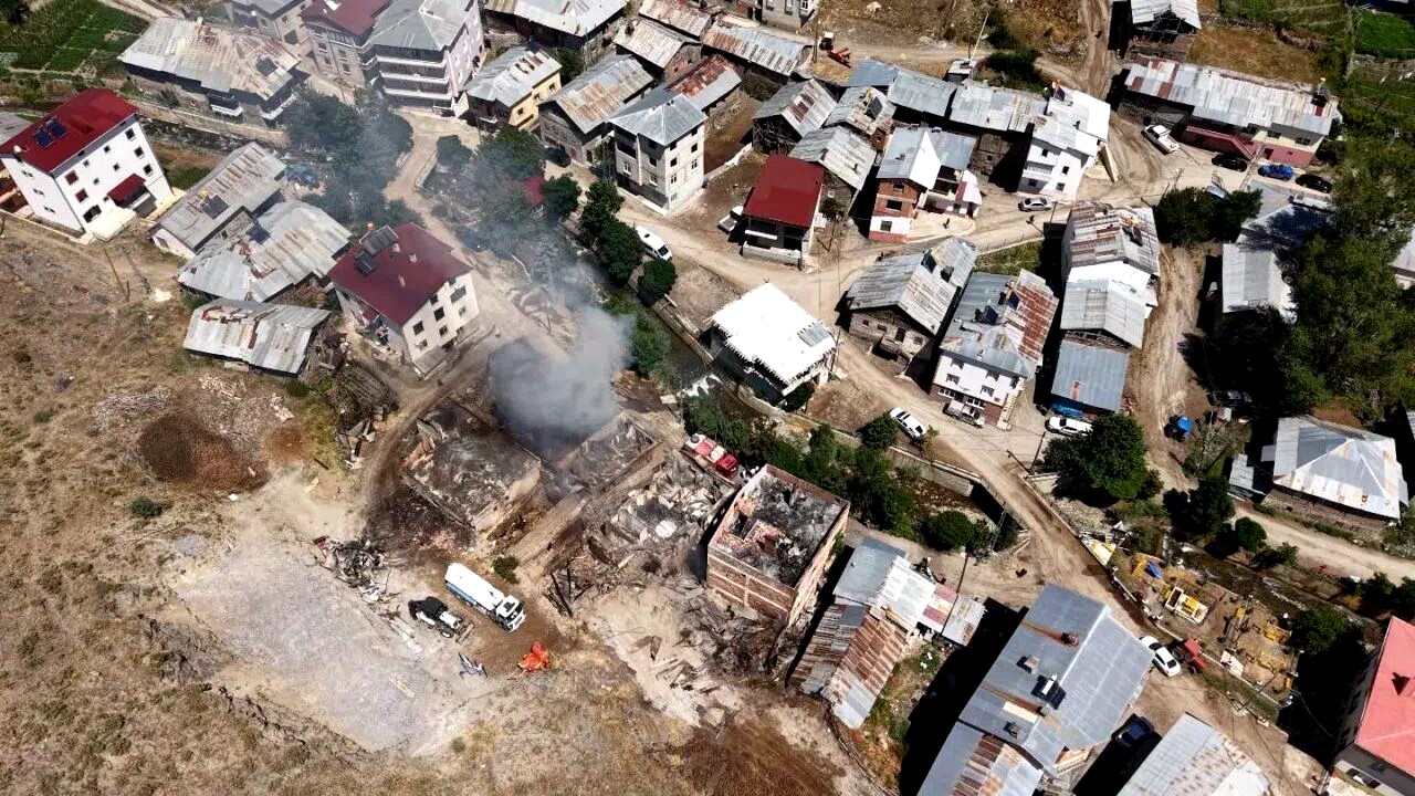 Bayburt’ta çıkan yangında hasar gören 5 ev ve 3 samanlık havadan görüntülendi