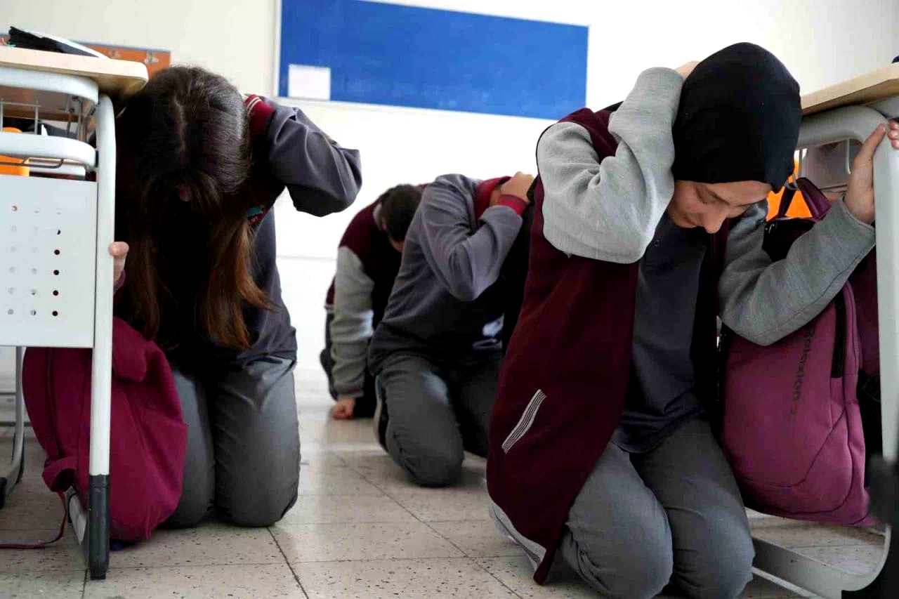Bayburt’ta deprem tatbikatı: Öğrenciler hem öğrendi hem de uyguladı