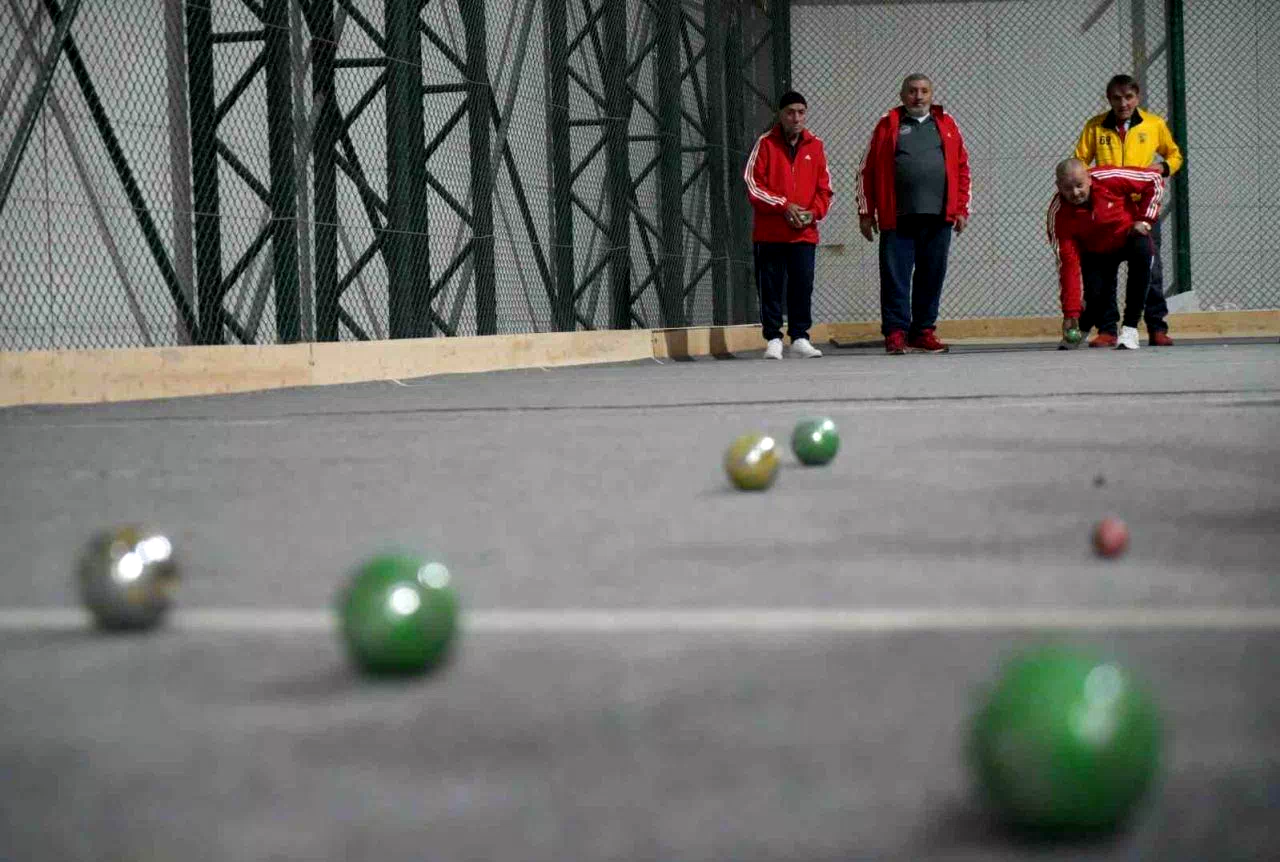 Bayburt’ta düzenlenen bocce maçında huzurevi sakinleri hünerlerini sergiledi