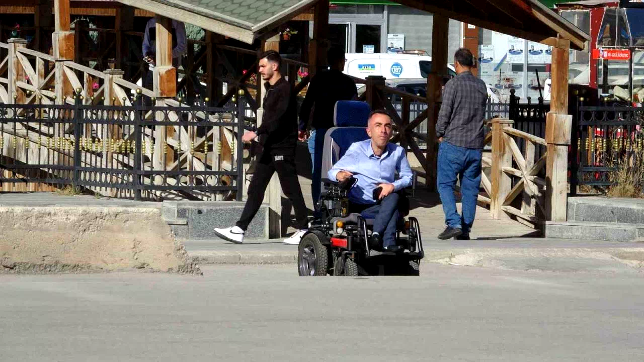 Bayburt’ta ehliyetsiz sürücü engelli vatandaşa çarpıp kaçtı: “Sadece ben değil, insanlık ve vicdan da yaralandı”
