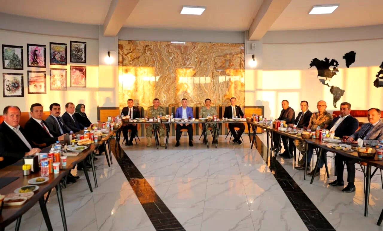 Bayburt’ta garnizon komutanı ve 2 ilçenin kaymakamları için veda yemeği düzenlendi