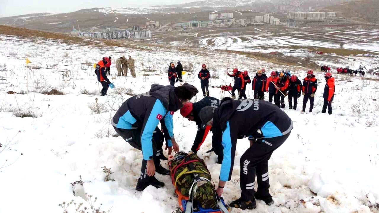 Bayburt’ta gerçeği aratmayan tatbikat: 3 kişi çığ altından çıkarıldı